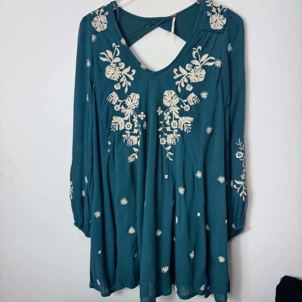 FREE PEOPLE Teal embroidered dress size xs beautiful embroidery 2034